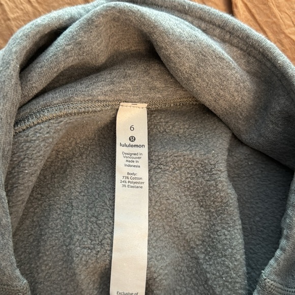 Women’s Lululemon Fleece leggings. Size 6 - Picture 5 of 5